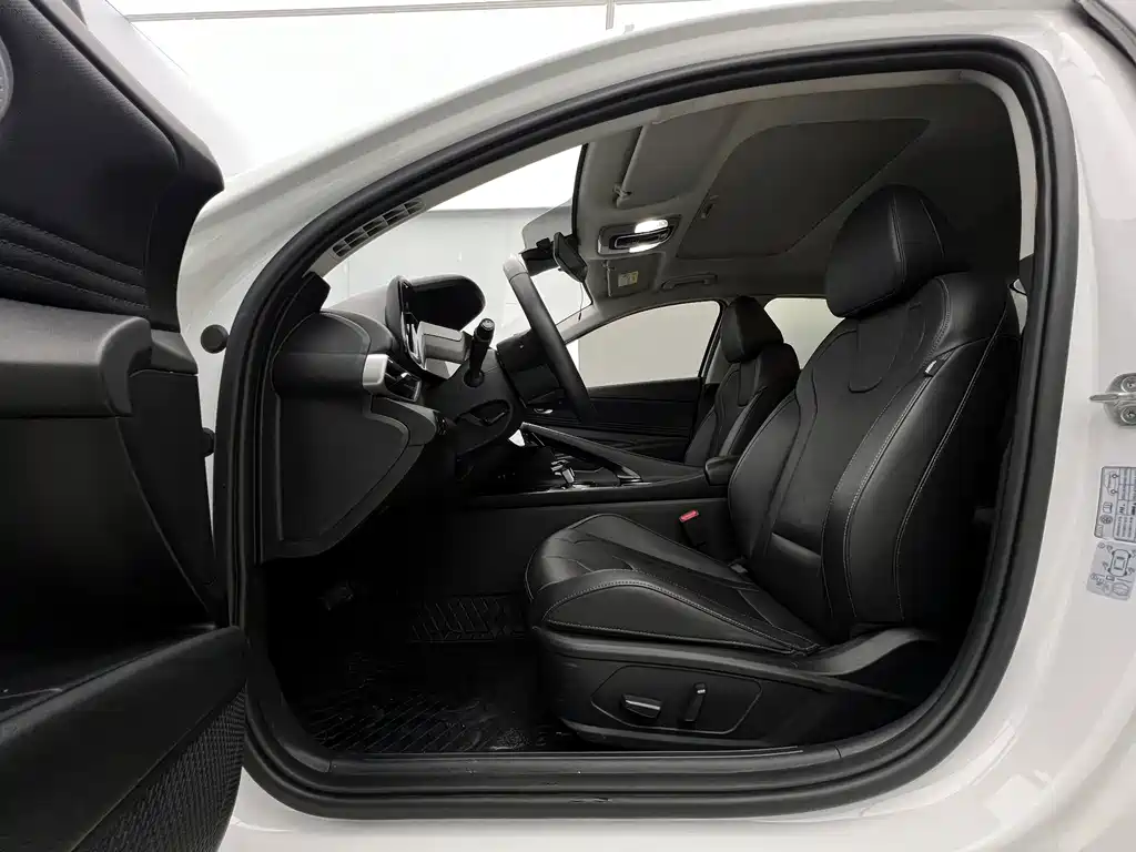 Hyundai Elantra 2023 — фото 17