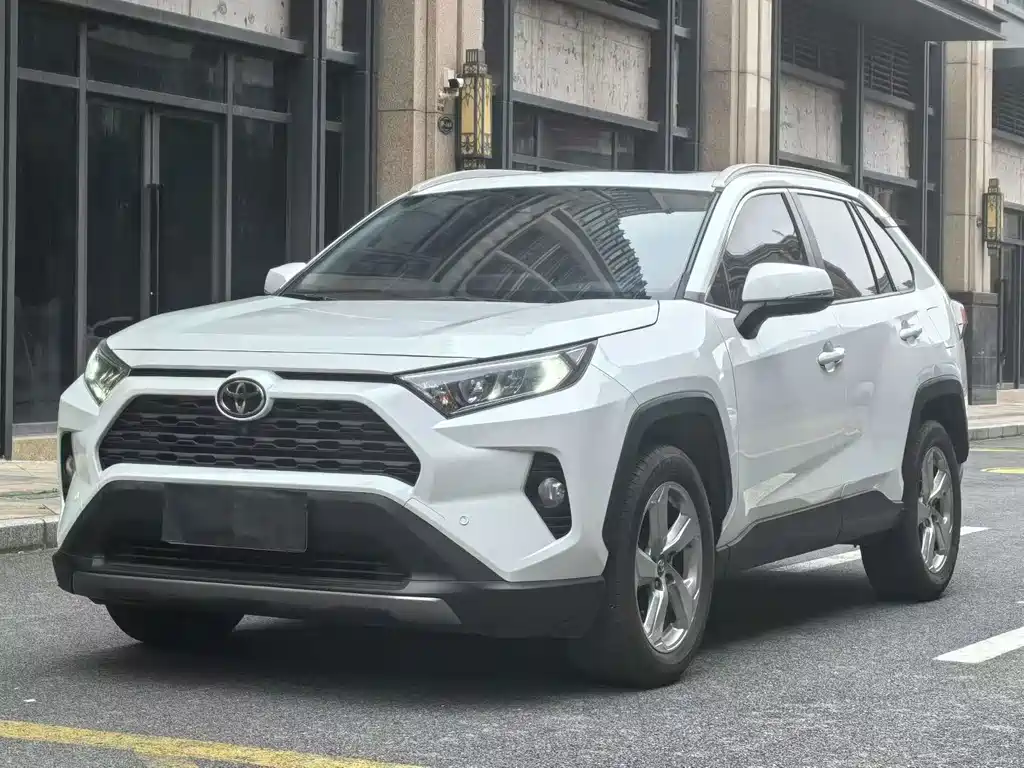 Toyota RAV4 2021 — фото 1