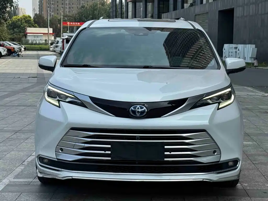 Toyota Sienna 2022 — фото 1