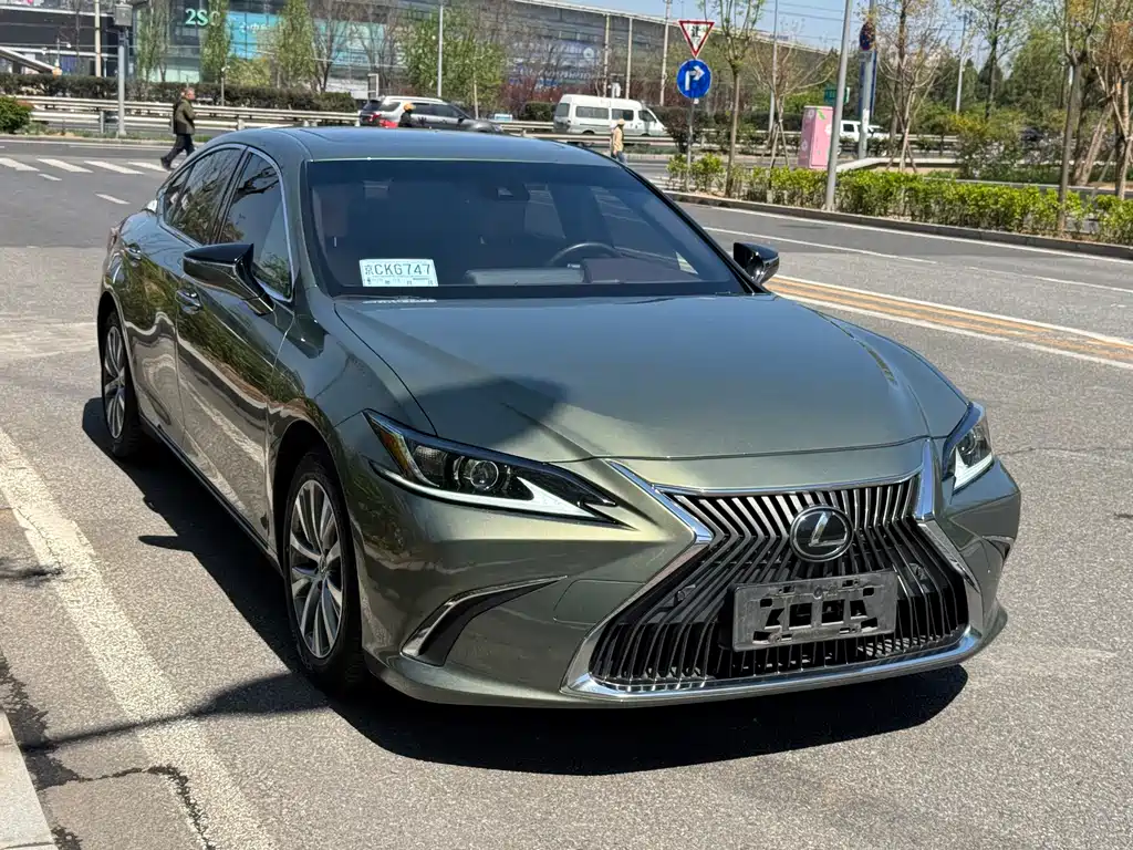 Lexus ES 2019 — фото 26
