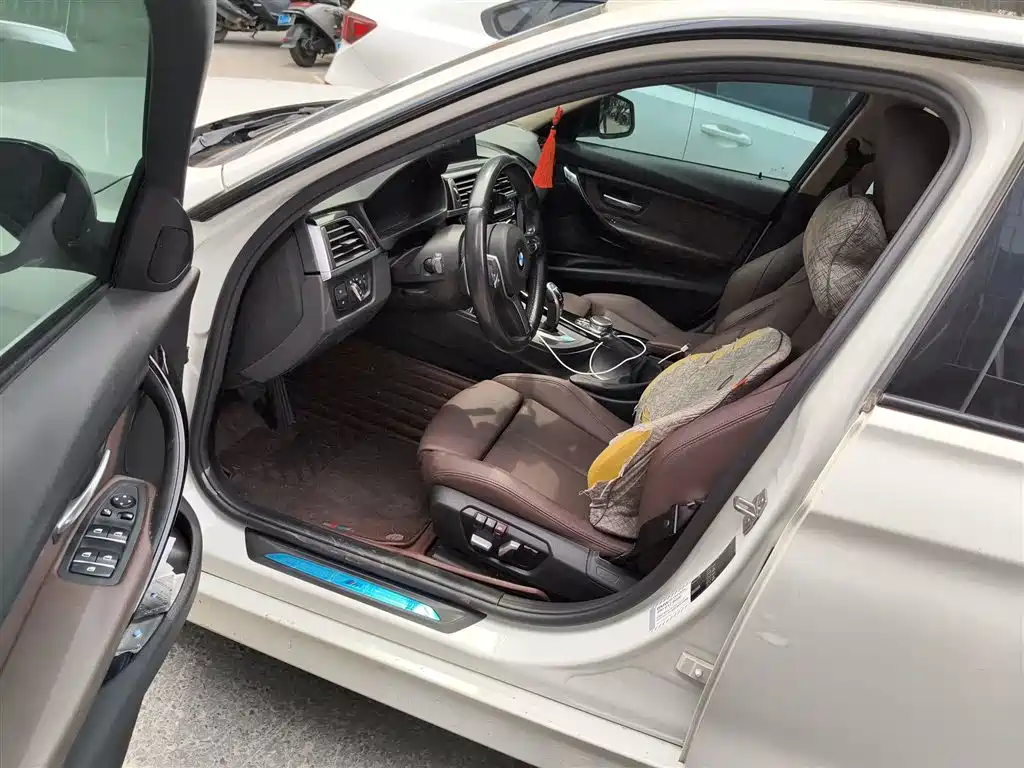 BMW 3 Series 2018 — фото 14