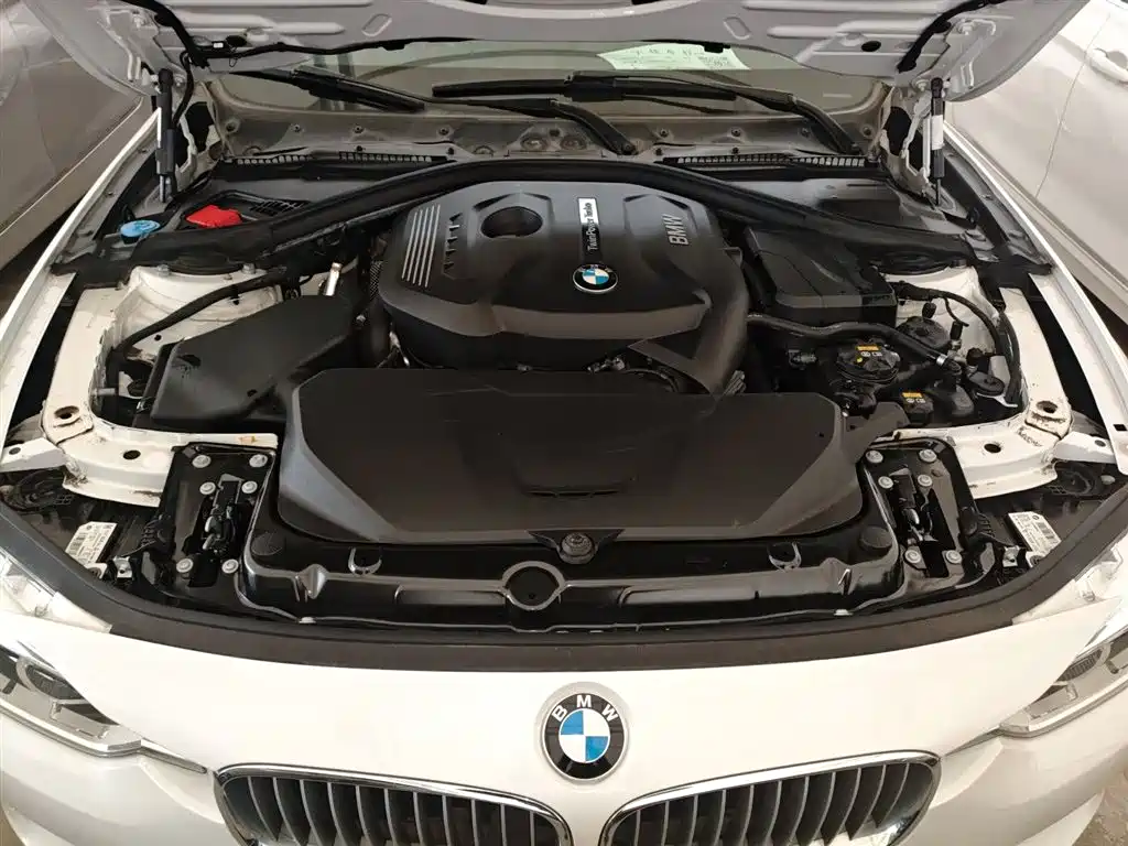 BMW 3 Series 2018 — фото 20