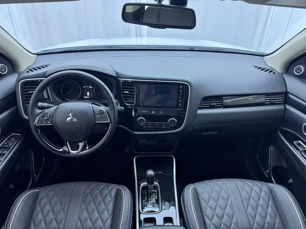 Mitsubishi Outlander 2023 — фото 14