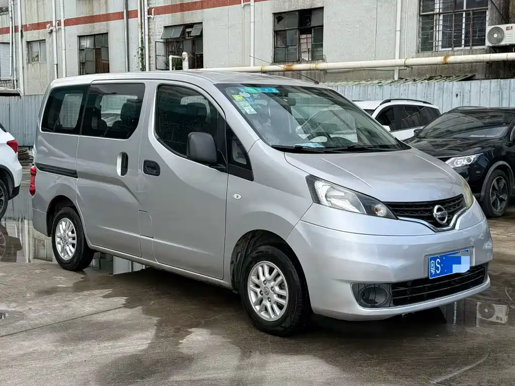 Nissan NV200 2011