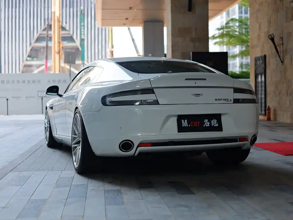 Aston Martin Rapide 2017 — фото 10