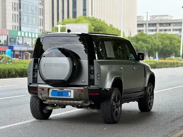 Land Rover Defender 2023