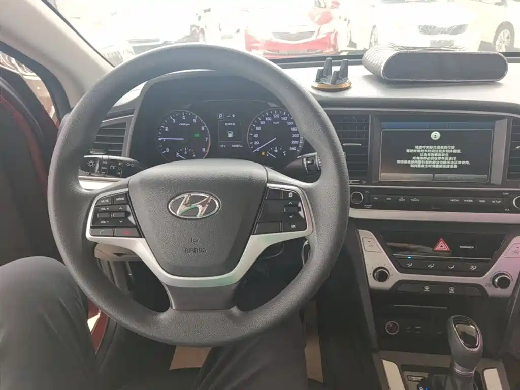 Hyundai Elantra 2018 — фото 10