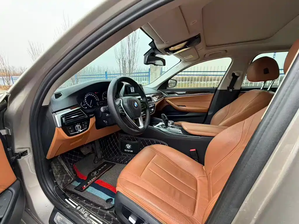 BMW 5 Series 2018 — фото 11