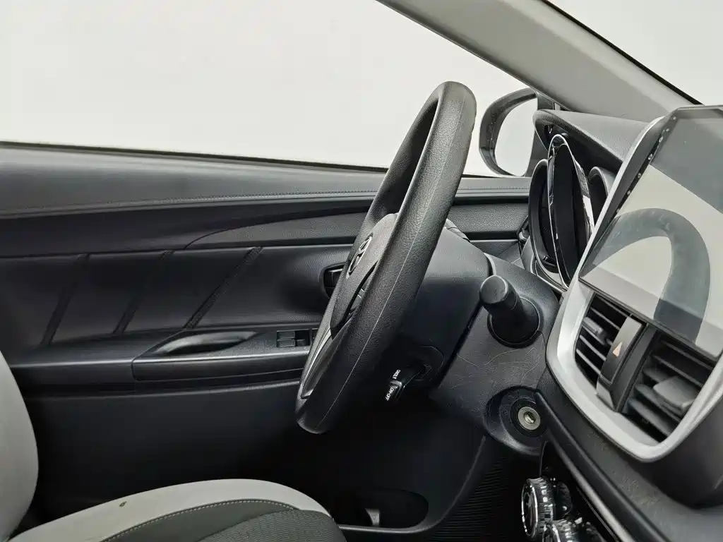 Toyota Yaris L 2022 — фото 22