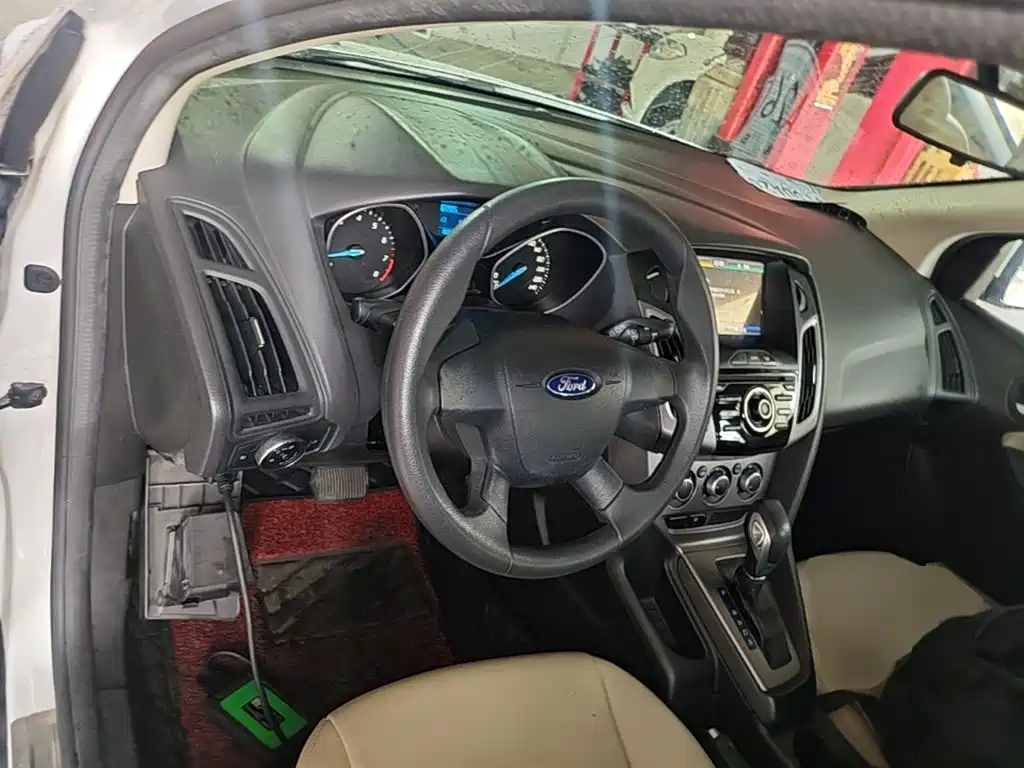 Ford Focus 2014 — фото 11