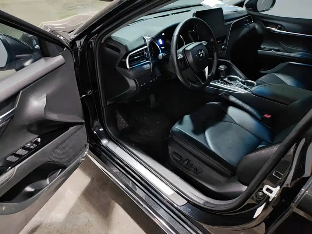 Toyota Camry 2023 — фото 12
