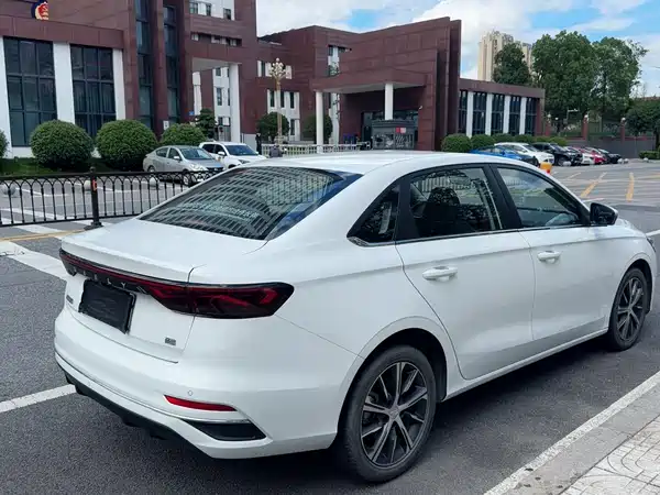 Geely Emgrand 2022