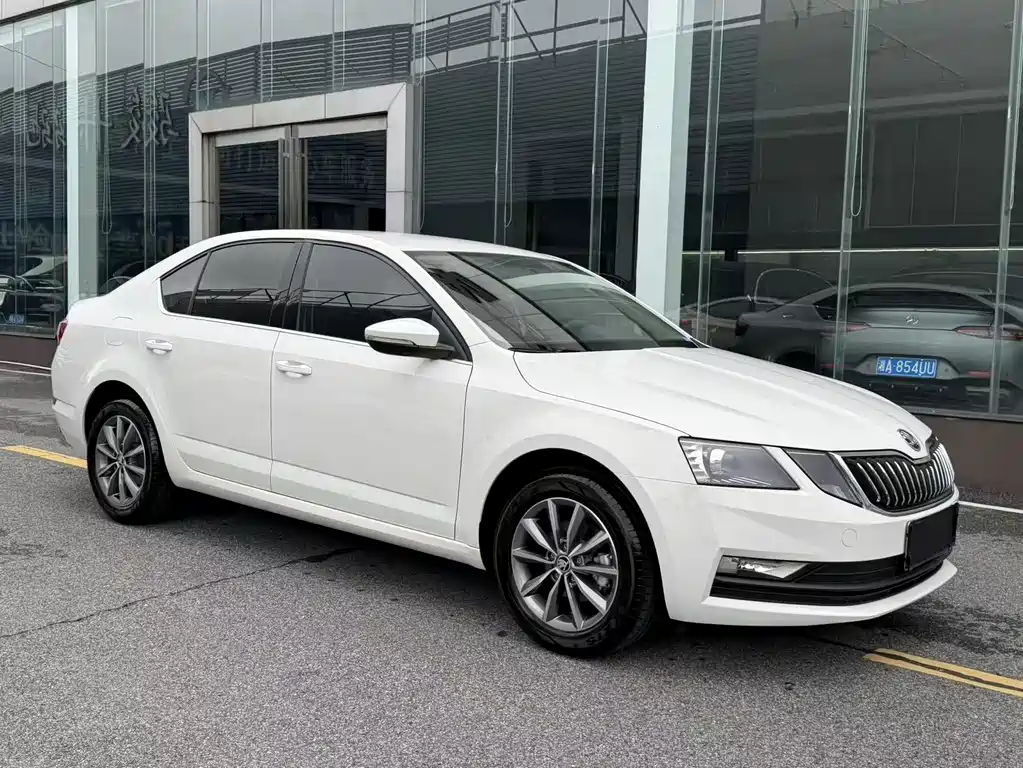 Skoda Octavia 2022 — фото 4
