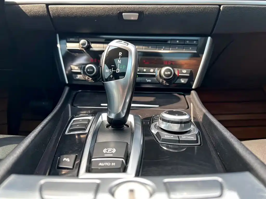 BMW 5 Series GT 2010 — фото 14