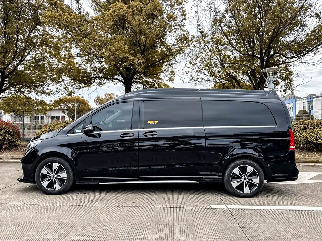 Mercedes-Benz V-Class 2023 — фото 18