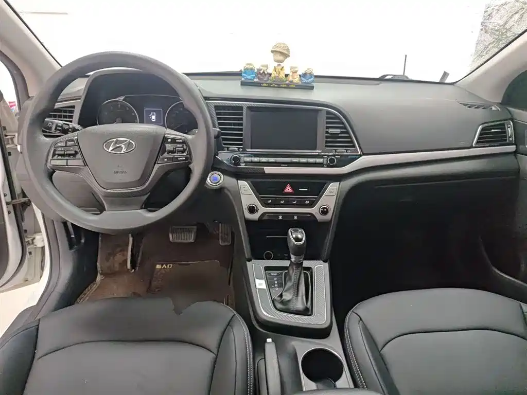 Hyundai Elantra 2018 — фото 10