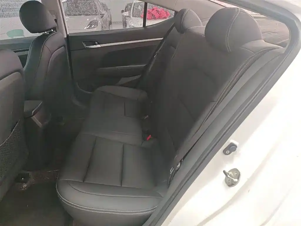 Hyundai Elantra 2018 — фото 17