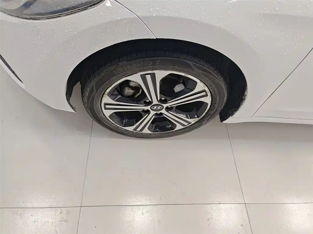 Hyundai Elantra 2018 — фото 23