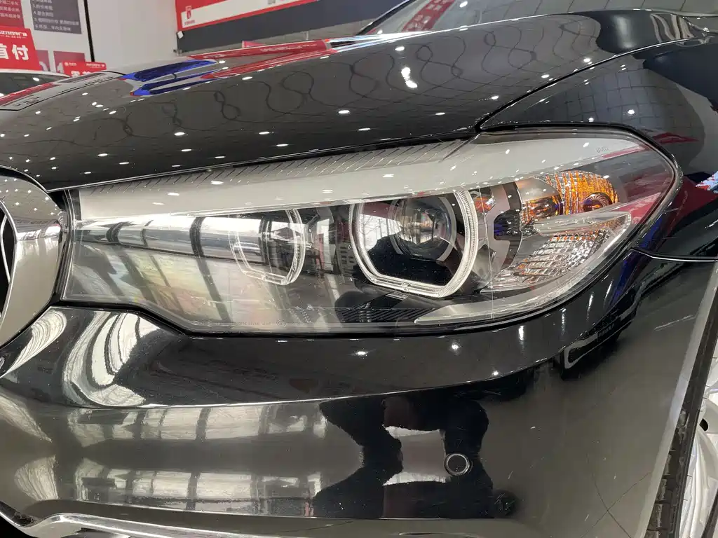 BMW 5 Series 2019 — фото 11