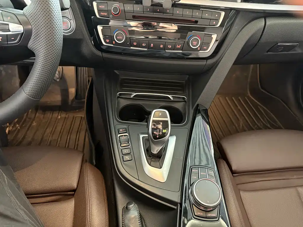 BMW 3 Series 2018 — фото 12