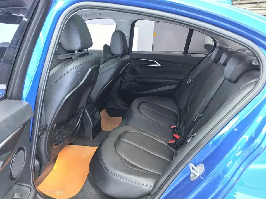 BMW 1 Series 2018 — фото 11