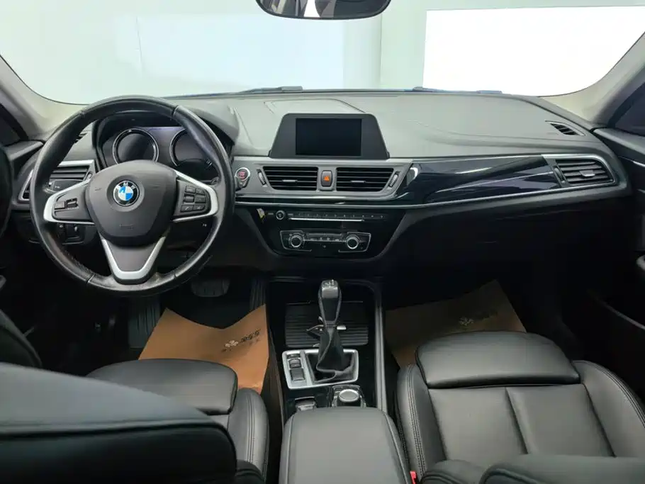 BMW 1 Series 2018 — фото 12