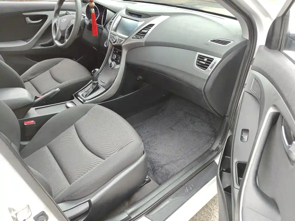 Hyundai Elantra 2016 — фото 15
