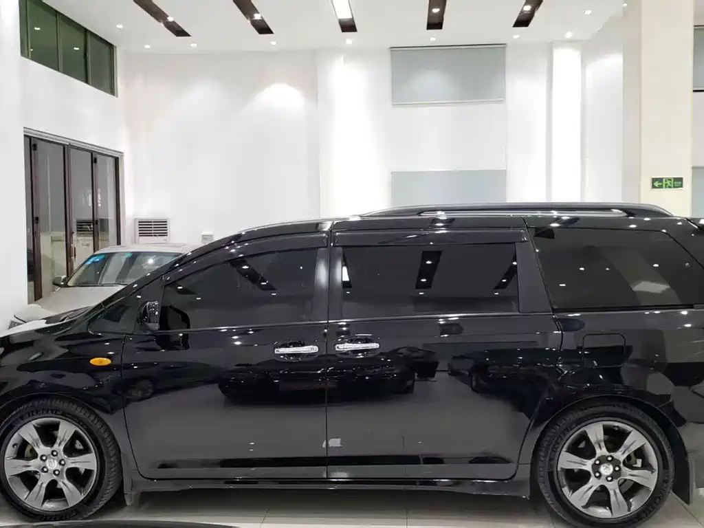 Toyota Sienna 2016 — фото 17