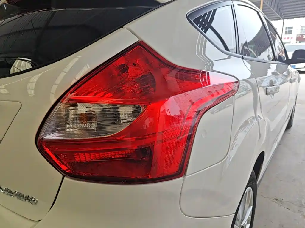 Ford Focus 2015 — фото 8
