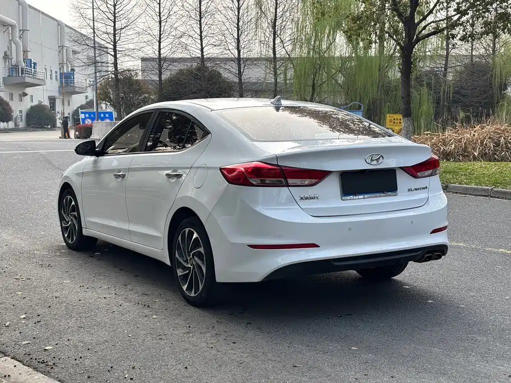Hyundai Elantra 2019 — фото 15