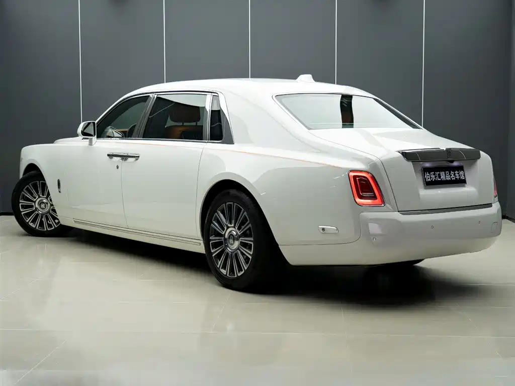 Rolls-Royce Phantom 2022 — фото 4