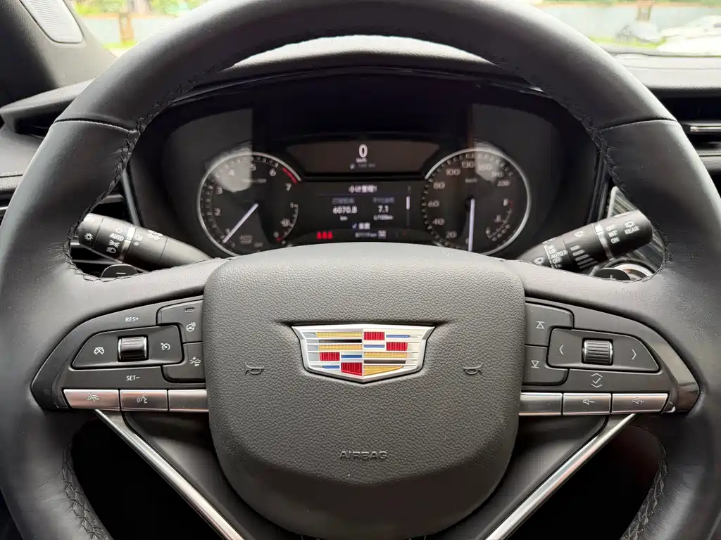 Cadillac XT6 2021 — фото 11