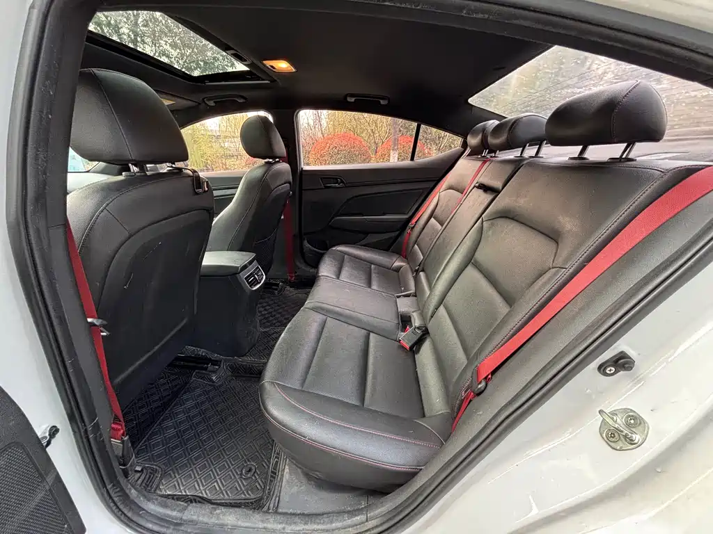 Hyundai Elantra 2019 — фото 12