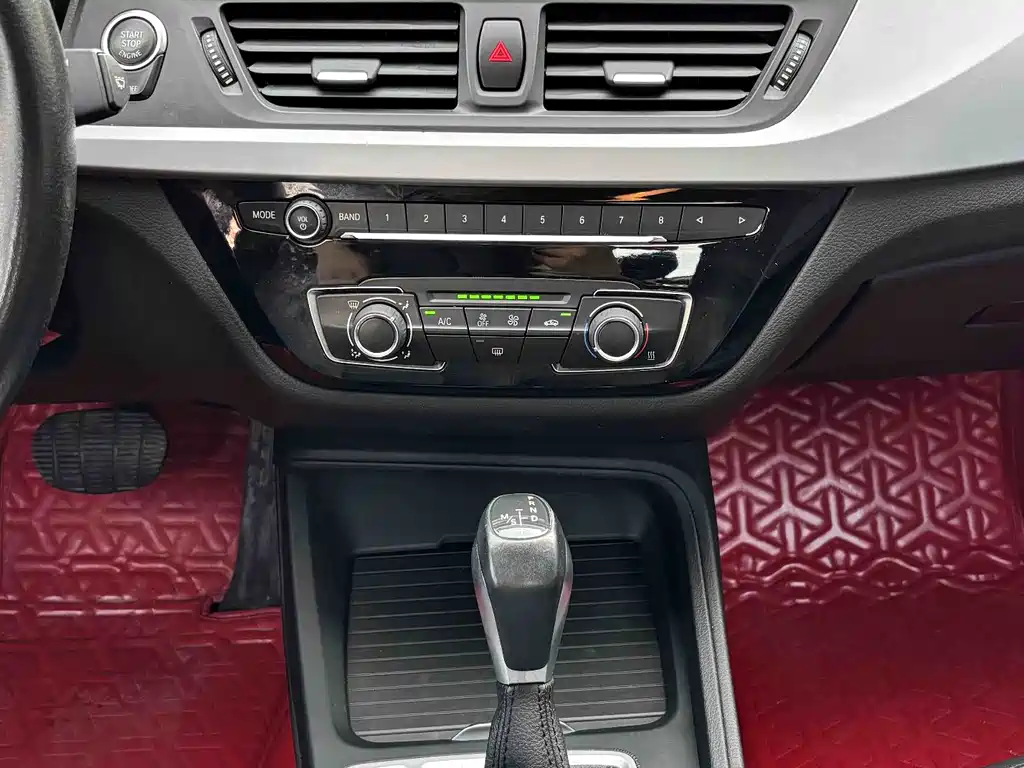 BMW 1 Series 2018 — фото 10