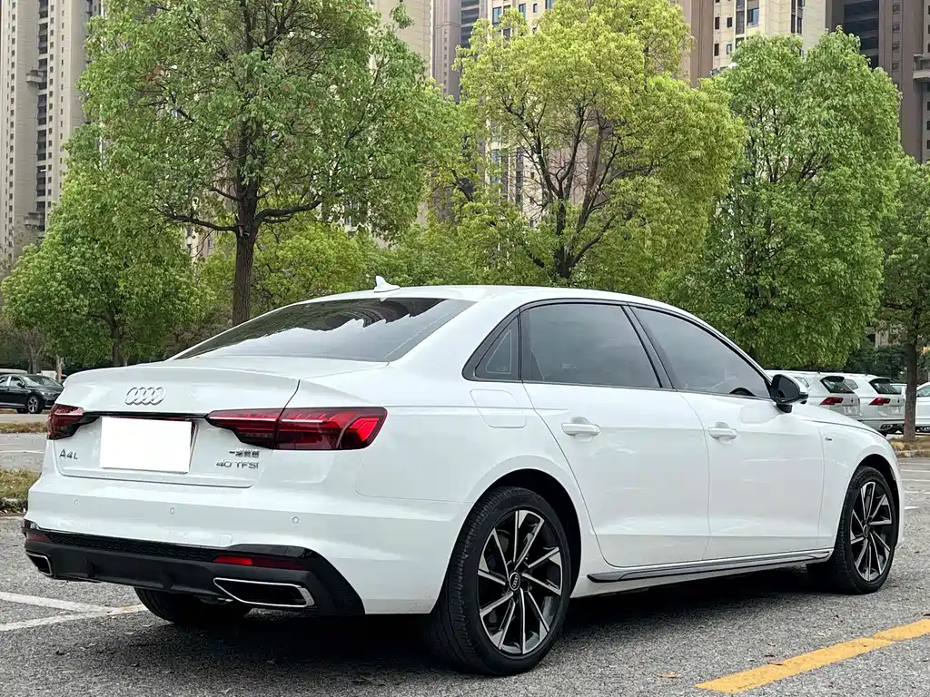 Audi A4L 2023 — фото 15