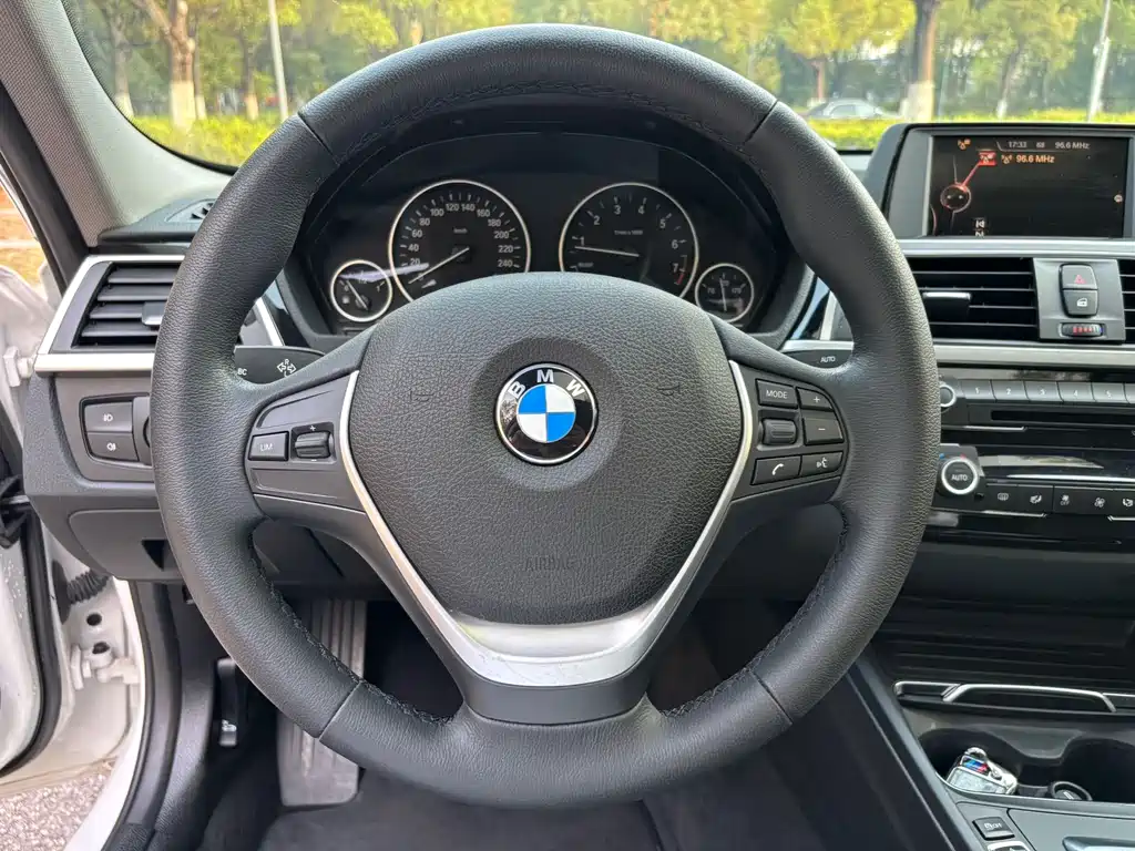 BMW 3 Series 2017 — фото 11