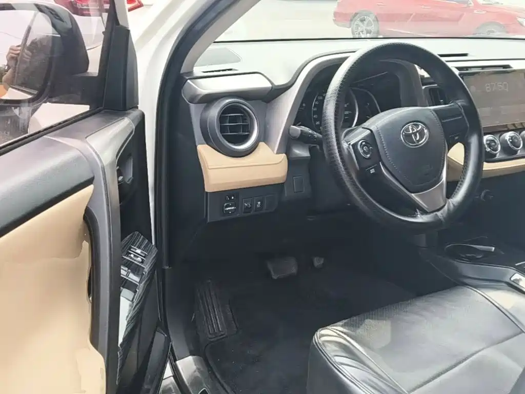 Toyota RAV4 2018 — фото 16