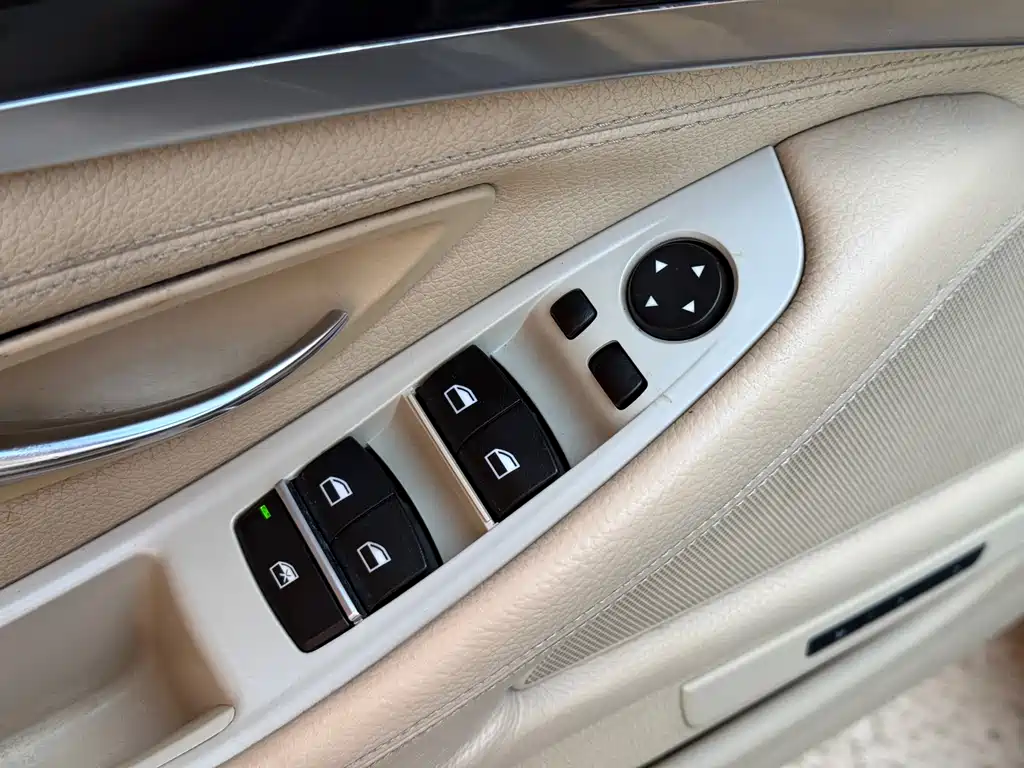BMW 5 Series 2011 — фото 10