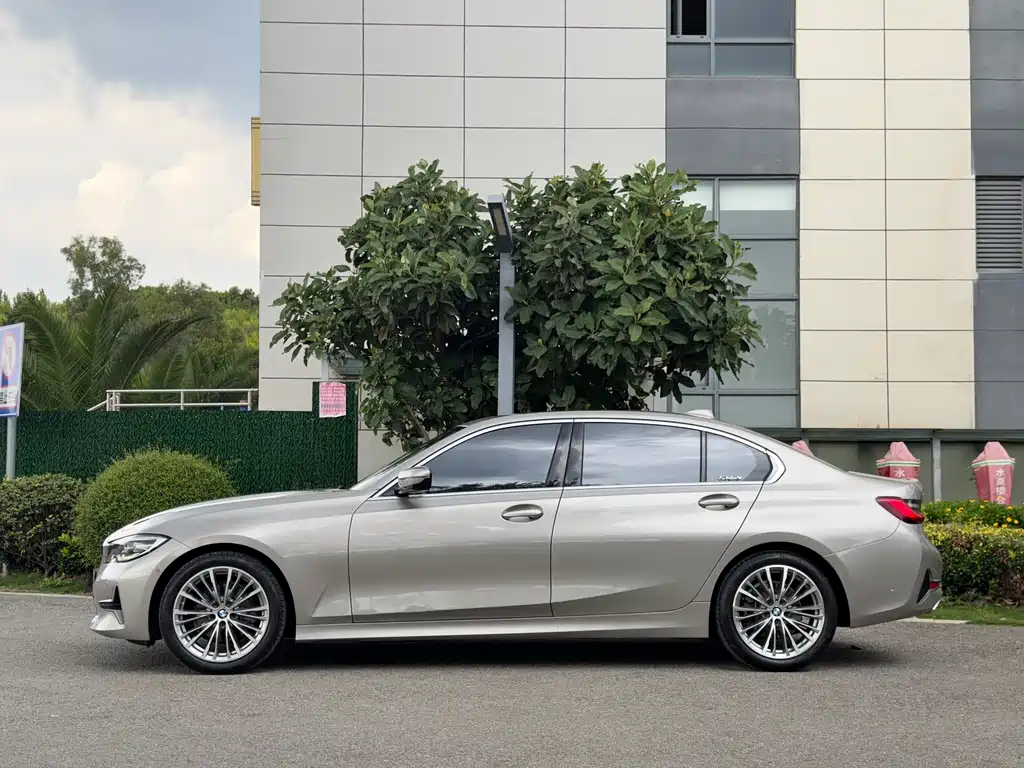 BMW 3 Series 2019 — фото 10