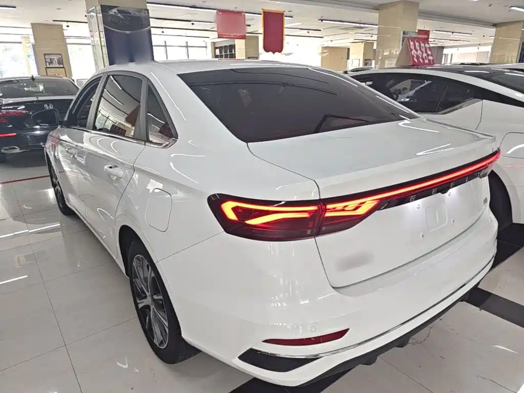 Geely Emgrand 2022