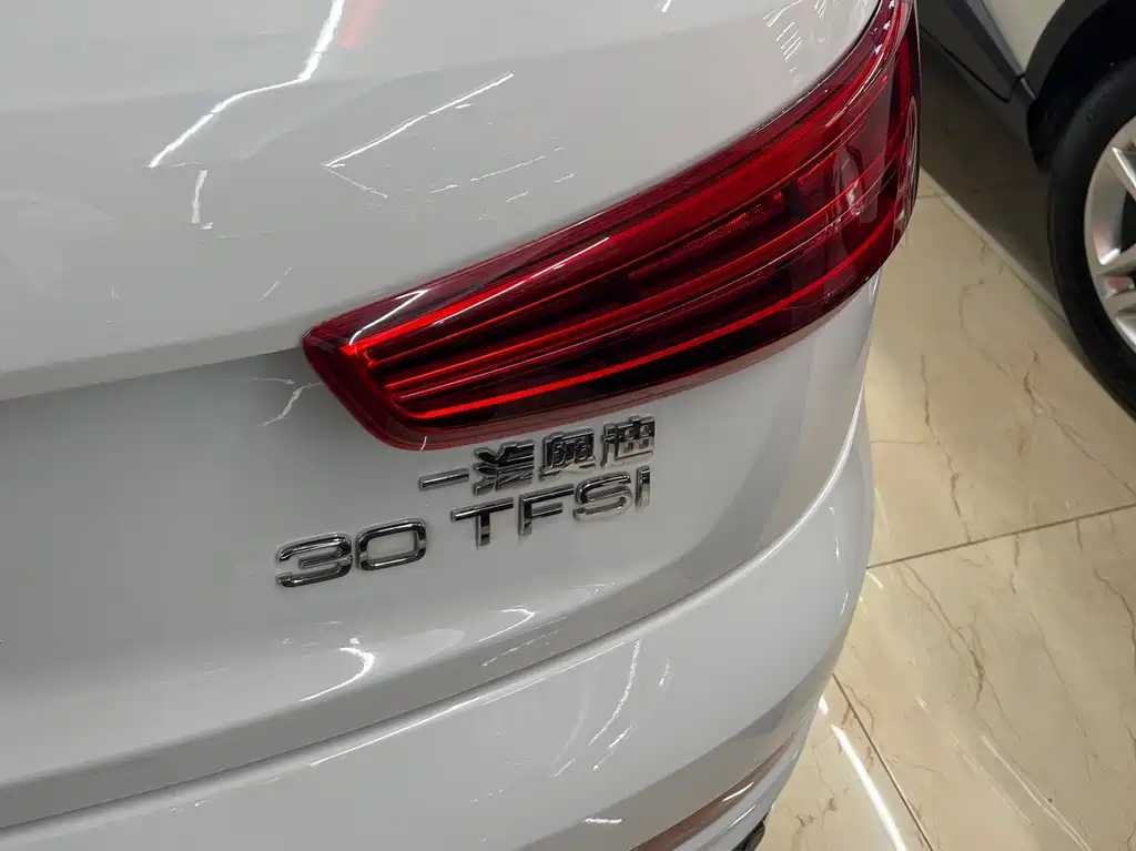 Audi Q3 2018 — фото 14
