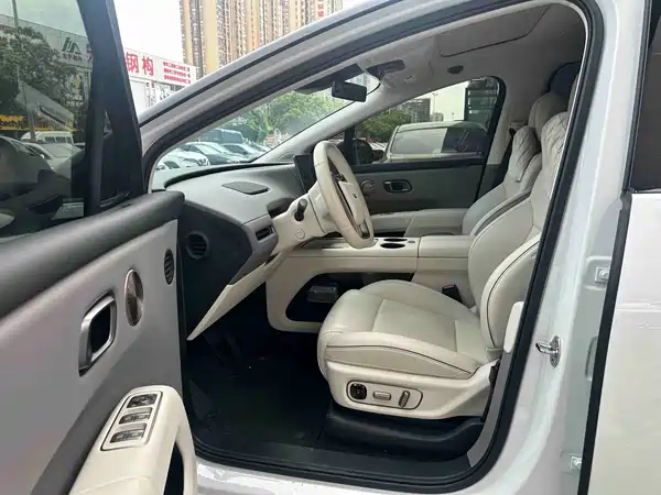 Li Auto i8 2025