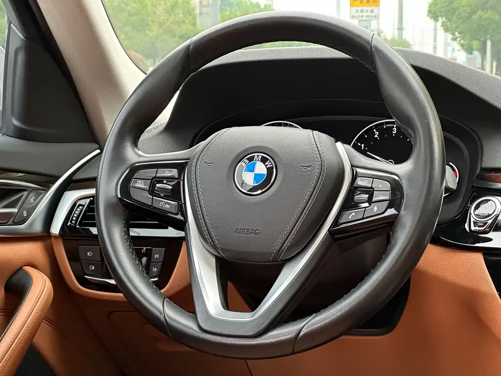 BMW 5 Series 2018 — фото 9