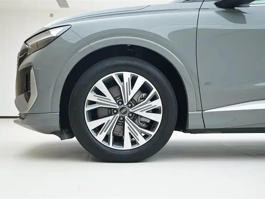 Audi Q4 e-tron 2024 — фото 16