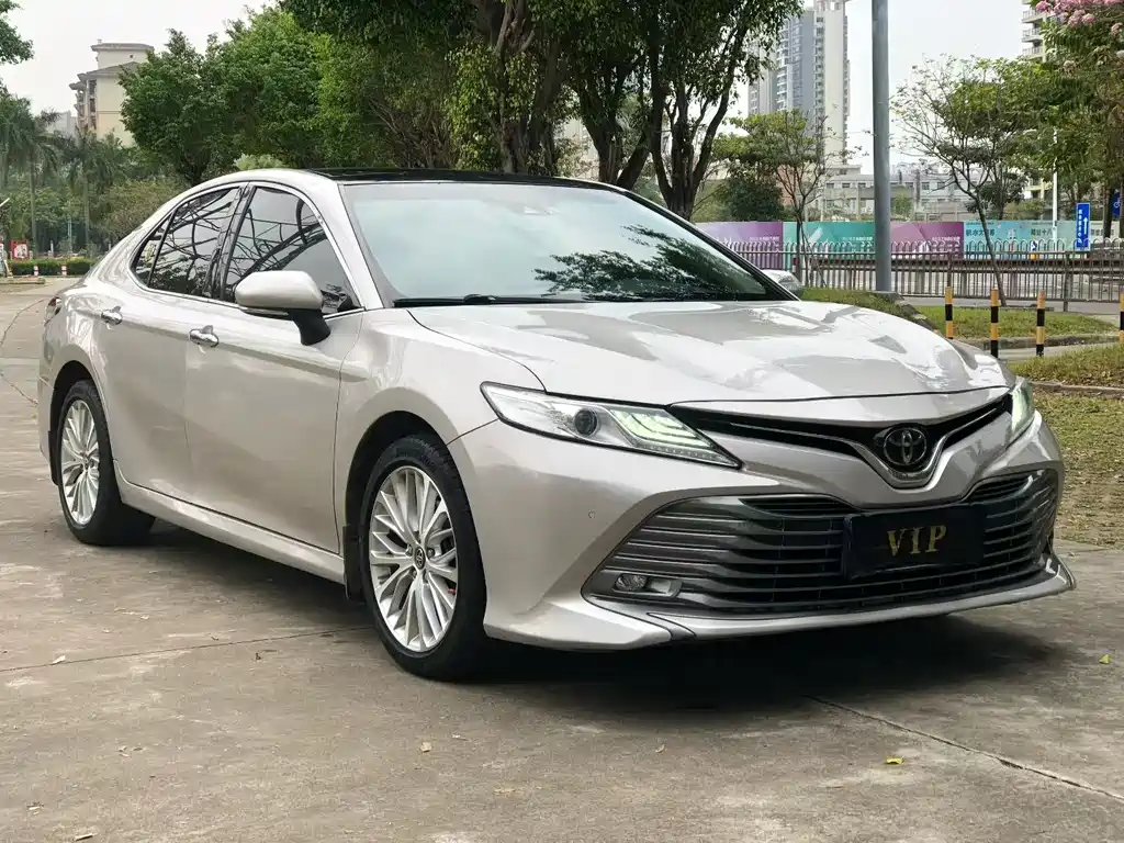 Toyota Camry 2019 — фото 1