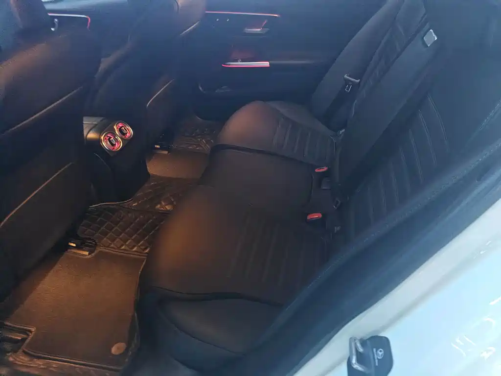 Mercedes-Benz C-Class 2023 — фото 11