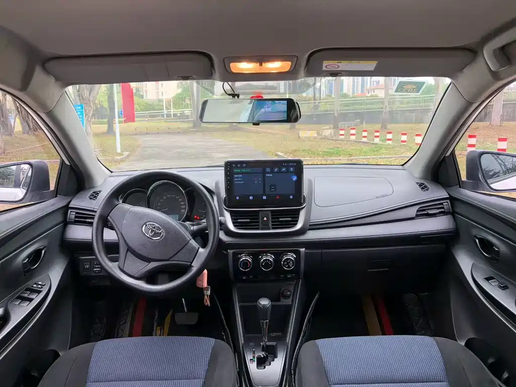 Toyota Yaris L 2020 — фото 8