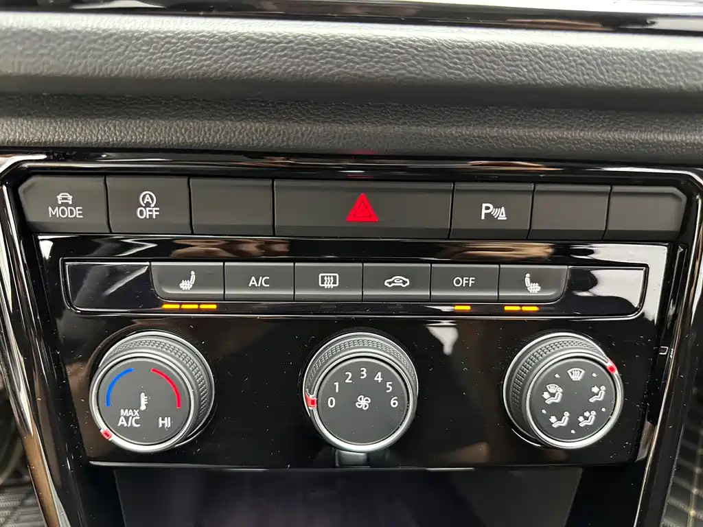 Volkswagen T-Roc 2023 — фото 11