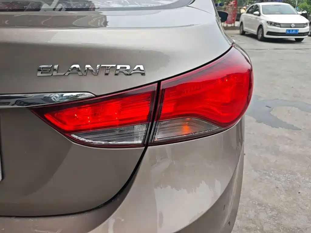 Hyundai Elantra 2016 — фото 8