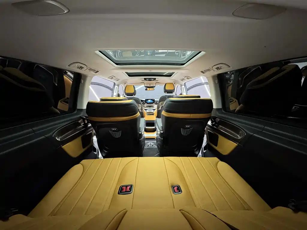 Mercedes-Benz V-Class 2021 — фото 17
